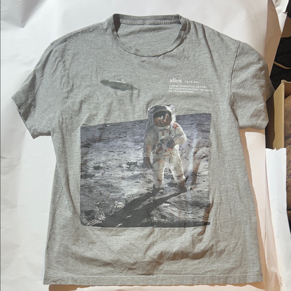 Alien Definition UFO Astronaut Gray Graphic Tee (No Tag)